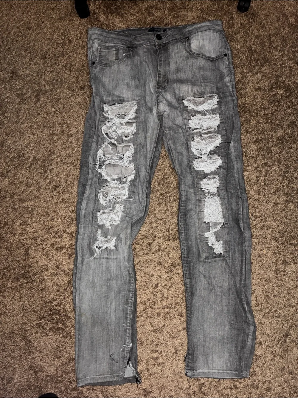 Men’s grey ripped jeans
